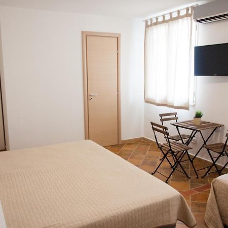 Guest House Del Lido ポルト・エンペードクレ エクステリア 写真